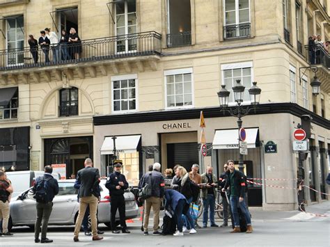 armed gang robs chanel boutique in paris|Thieves Target Chanel Store in Paris With Smash.